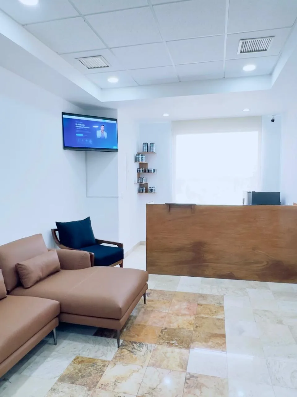 Sala de espera y recepción del consultorio