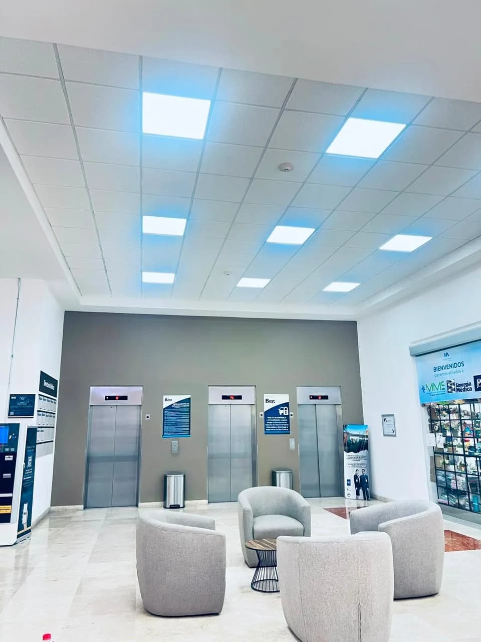 Lobby de elevadores de la Torre de Especialidades